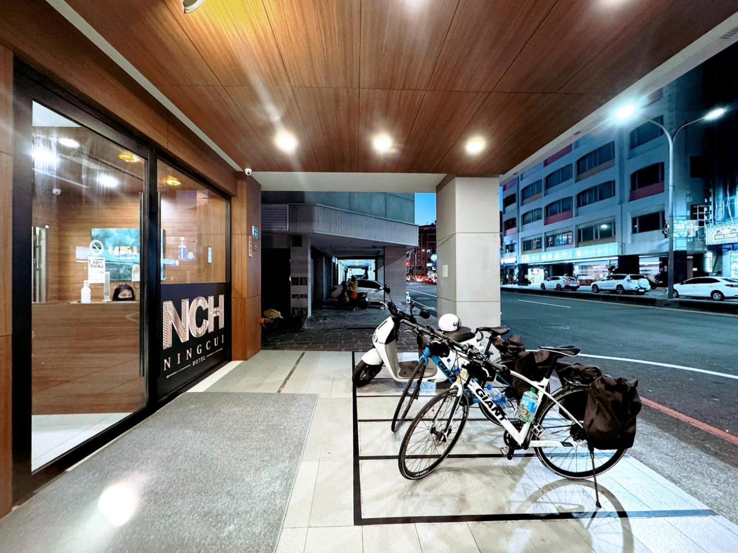 P Inn Tainan Eksteriør billede